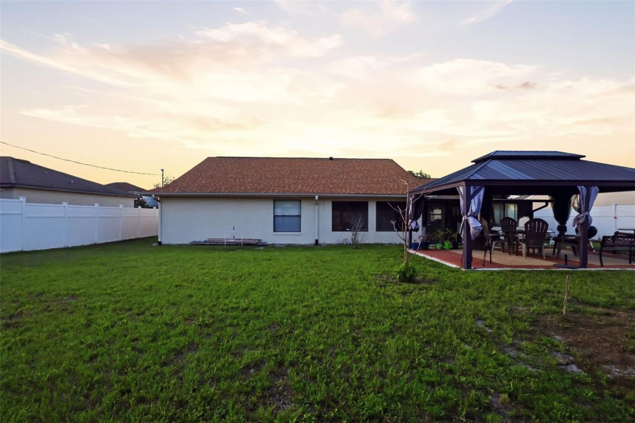 Photo 5 of 20: Over sized yard