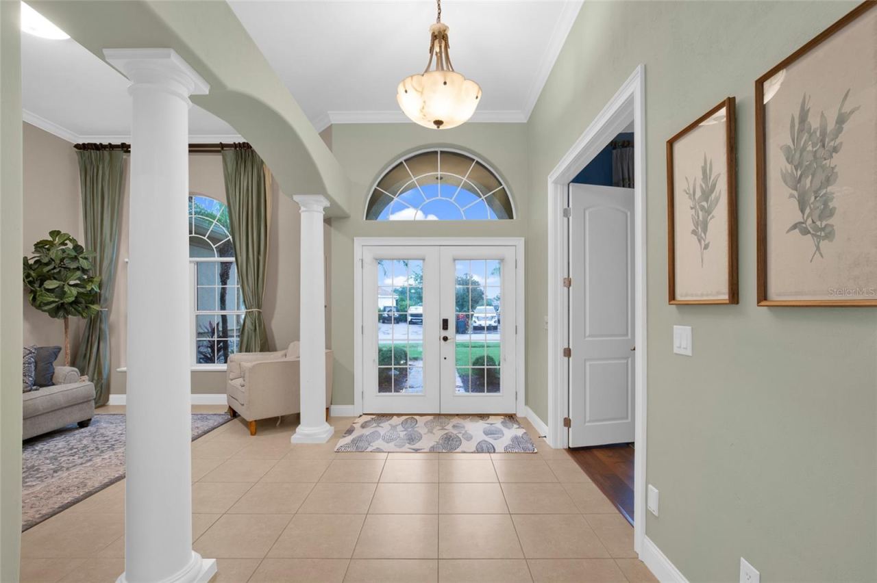 Photo 3 of 20: Foyer