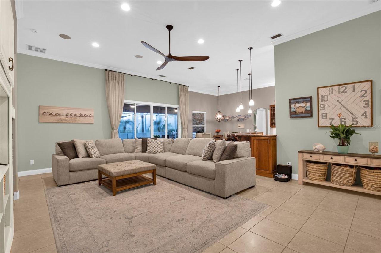 Photo 8 of 20: Family Room