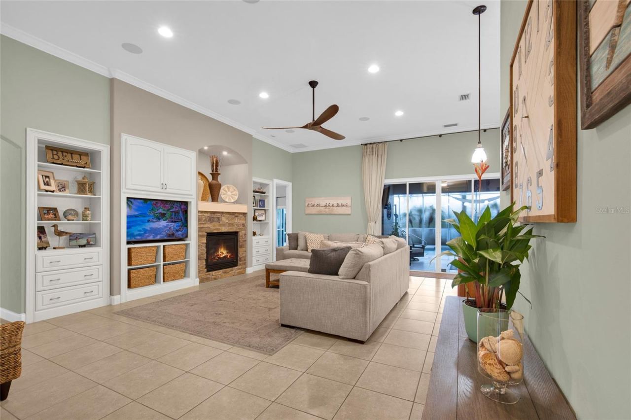 Photo 6 of 20: Family Room