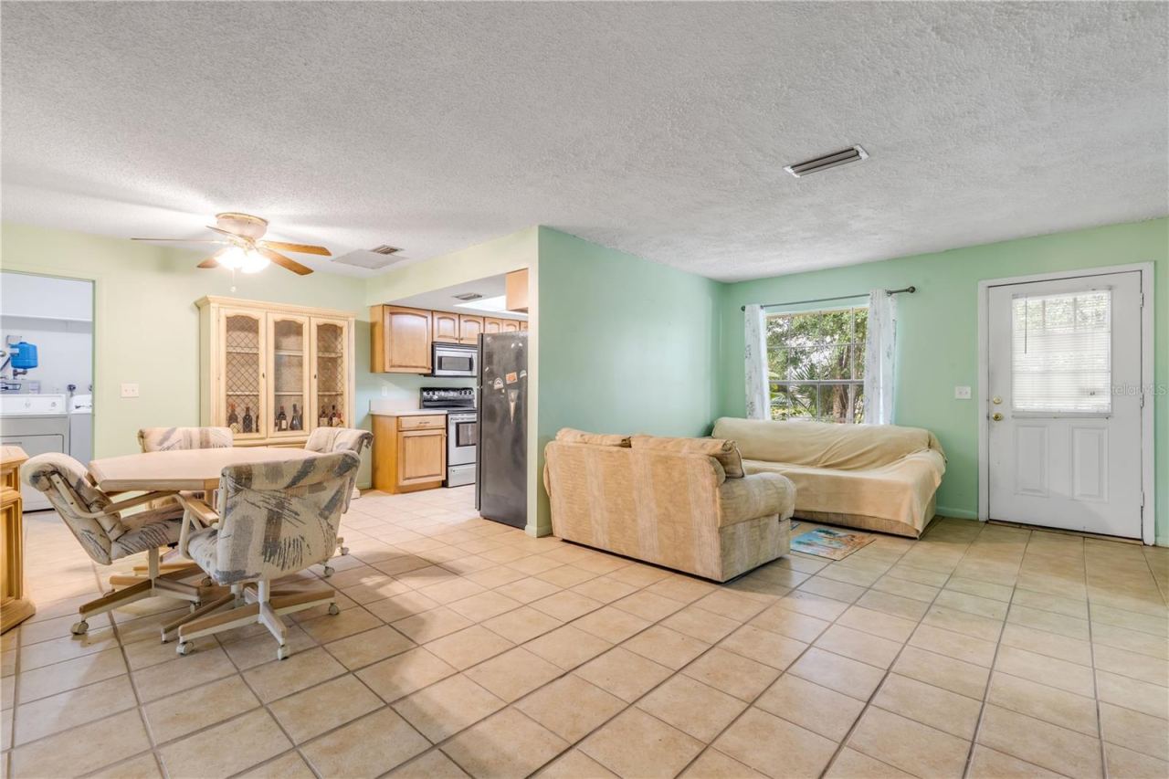 Photo 6 of 20: Living area/dining