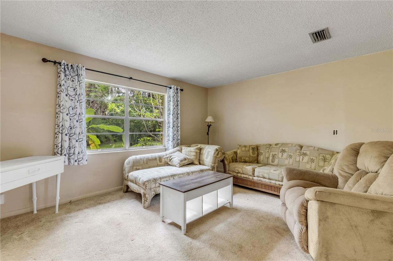 Photo 12 of 20: Family room