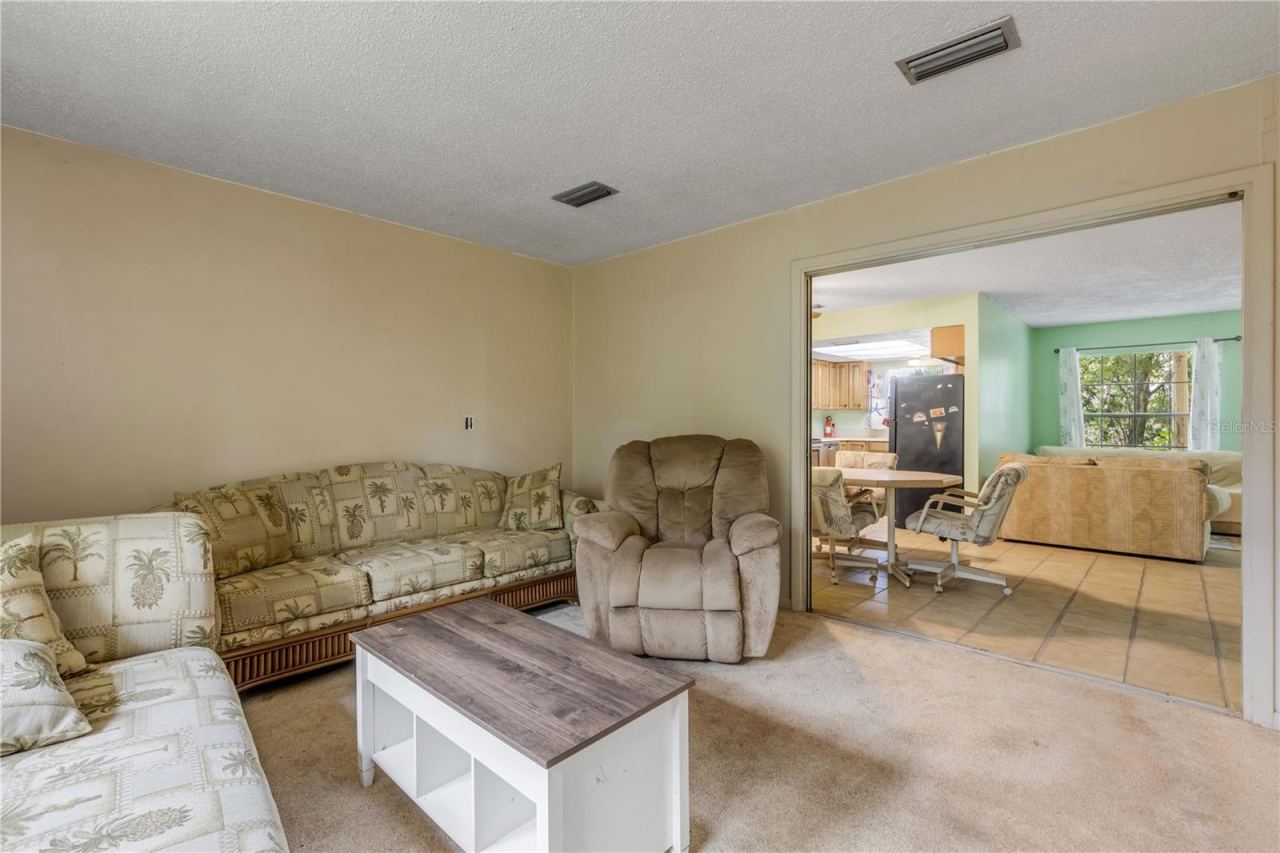 Photo 13 of 20: Family room