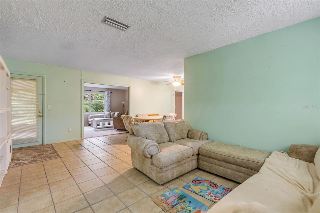 Photo 5 of 20: Living area