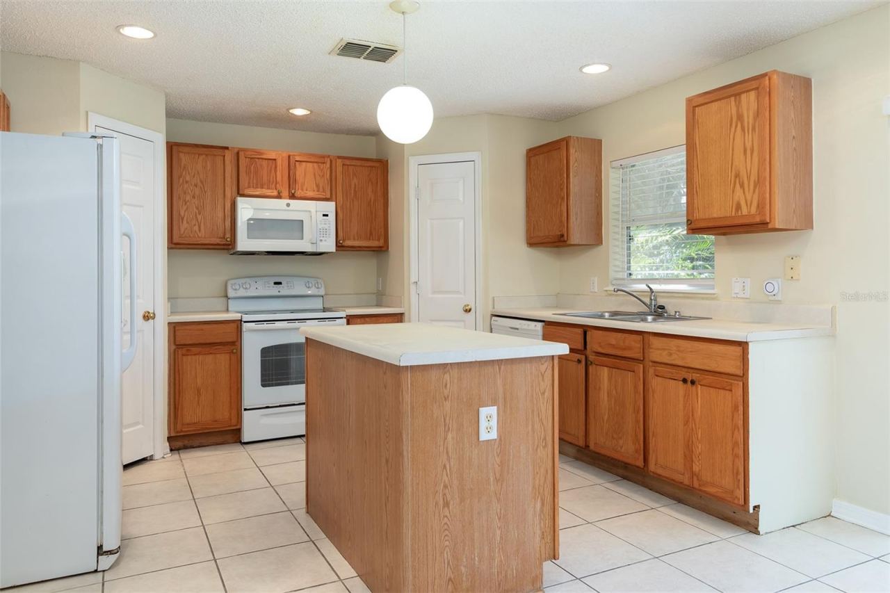 Photo 3 of 14: iISLAND KITCHEN