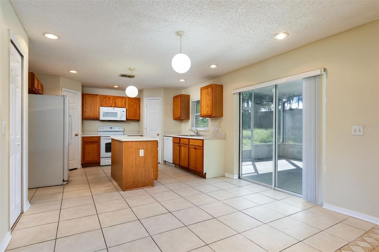 Photo 4 of 14: KITCHEN DINETTE AREA