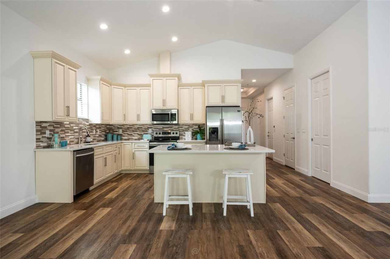 Photo 19 of 20: Open Floor Plan