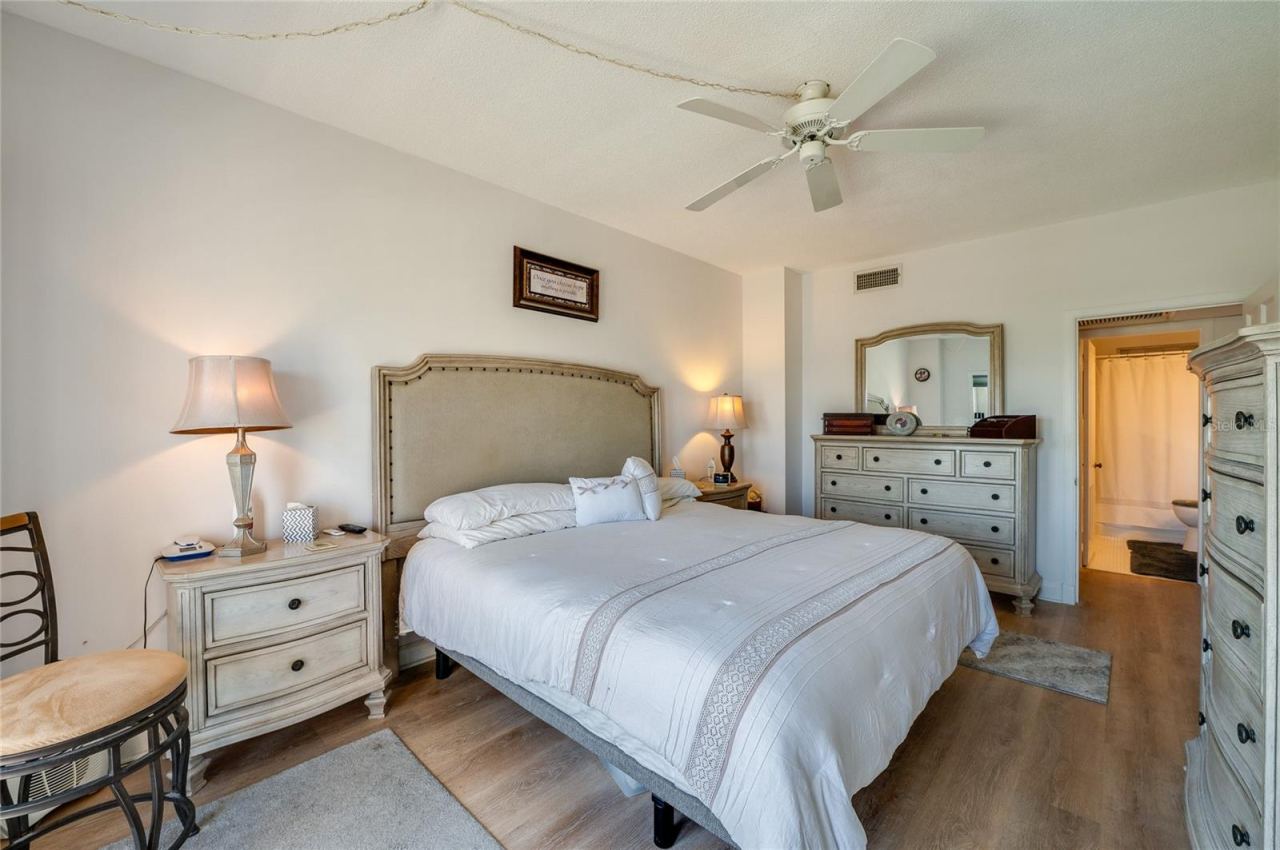 Photo 14 of 20: Large primary bedroom
