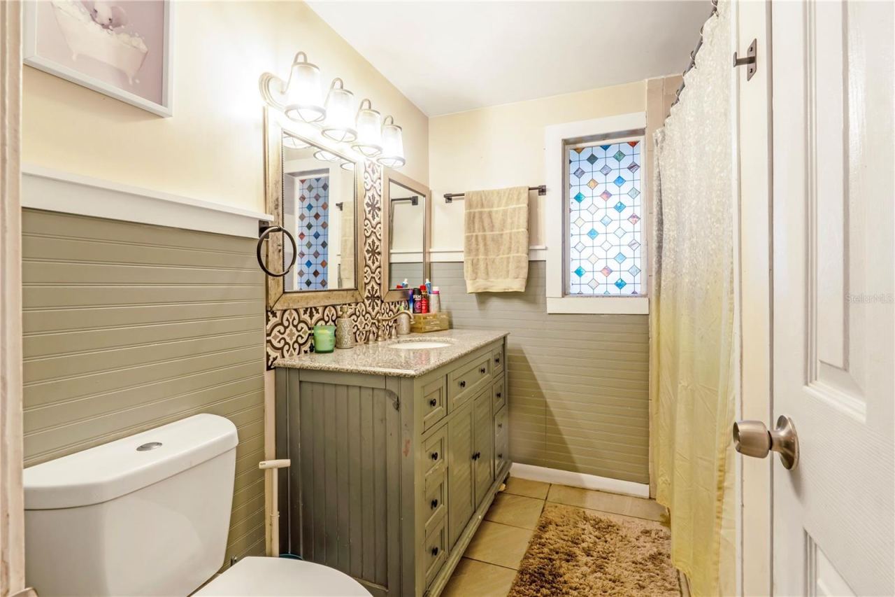 Photo 12 of 20: 2nd Bathroom (Hall)