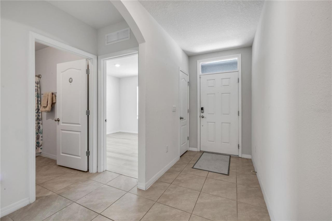 Photo 3 of 20: Entryway