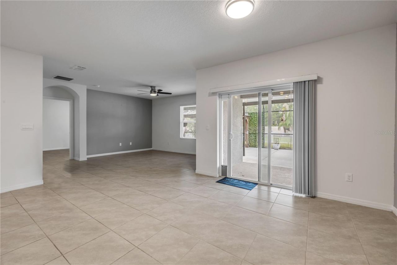 Photo 18 of 20: Living Room/Dining area