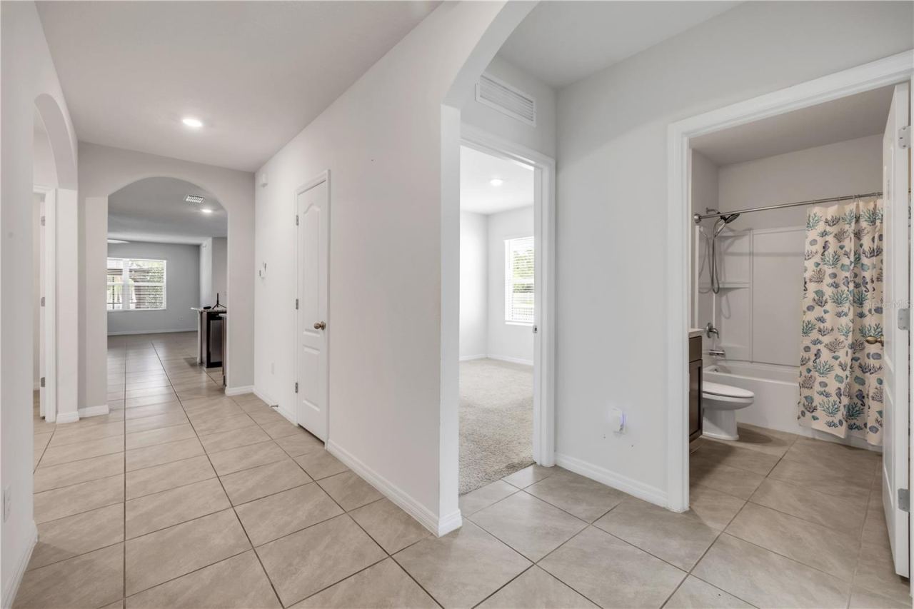 Photo 4 of 20: Entryway