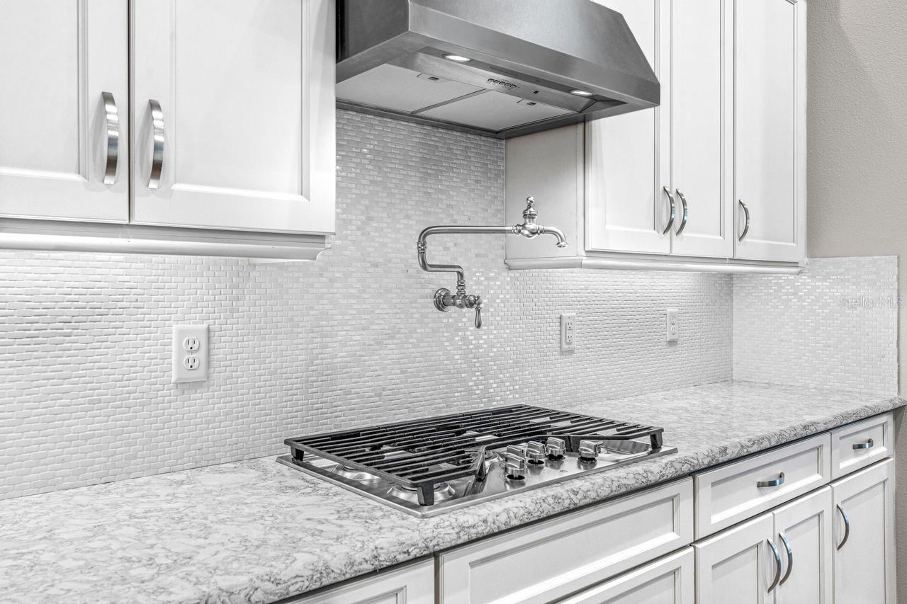 Photo 7 of 20: KITCHEN GAS RANGE