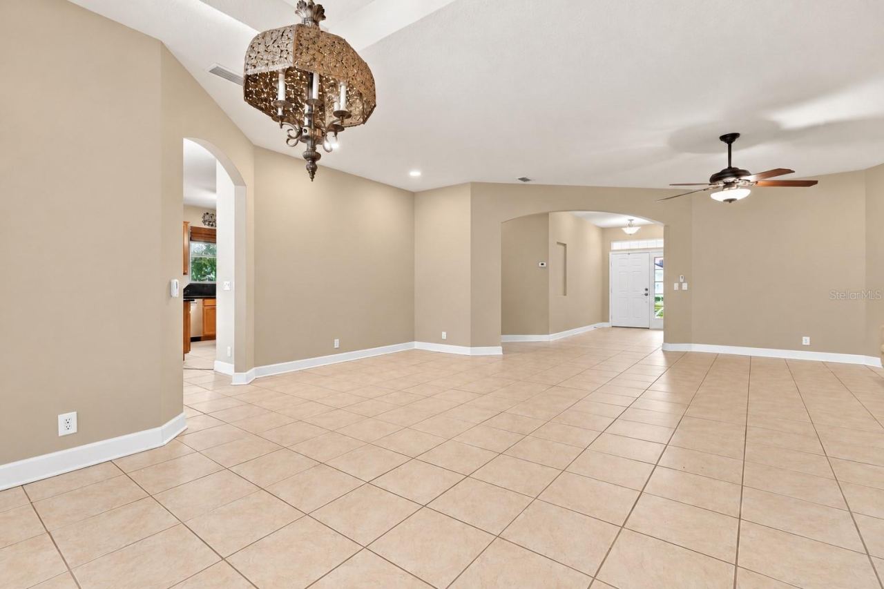 Photo 8 of 20: DINING AREA looking towards Family room