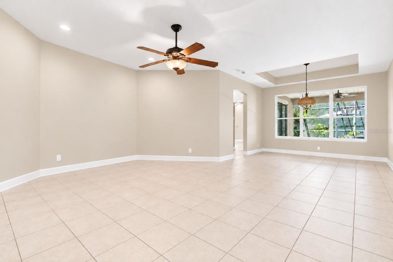 Photo 5 of 20: Family Room