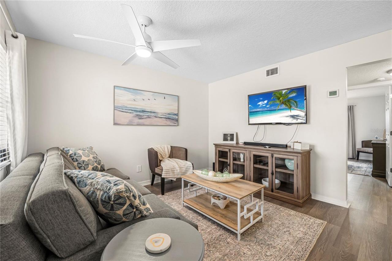 Photo 5 of 20: Living Room
