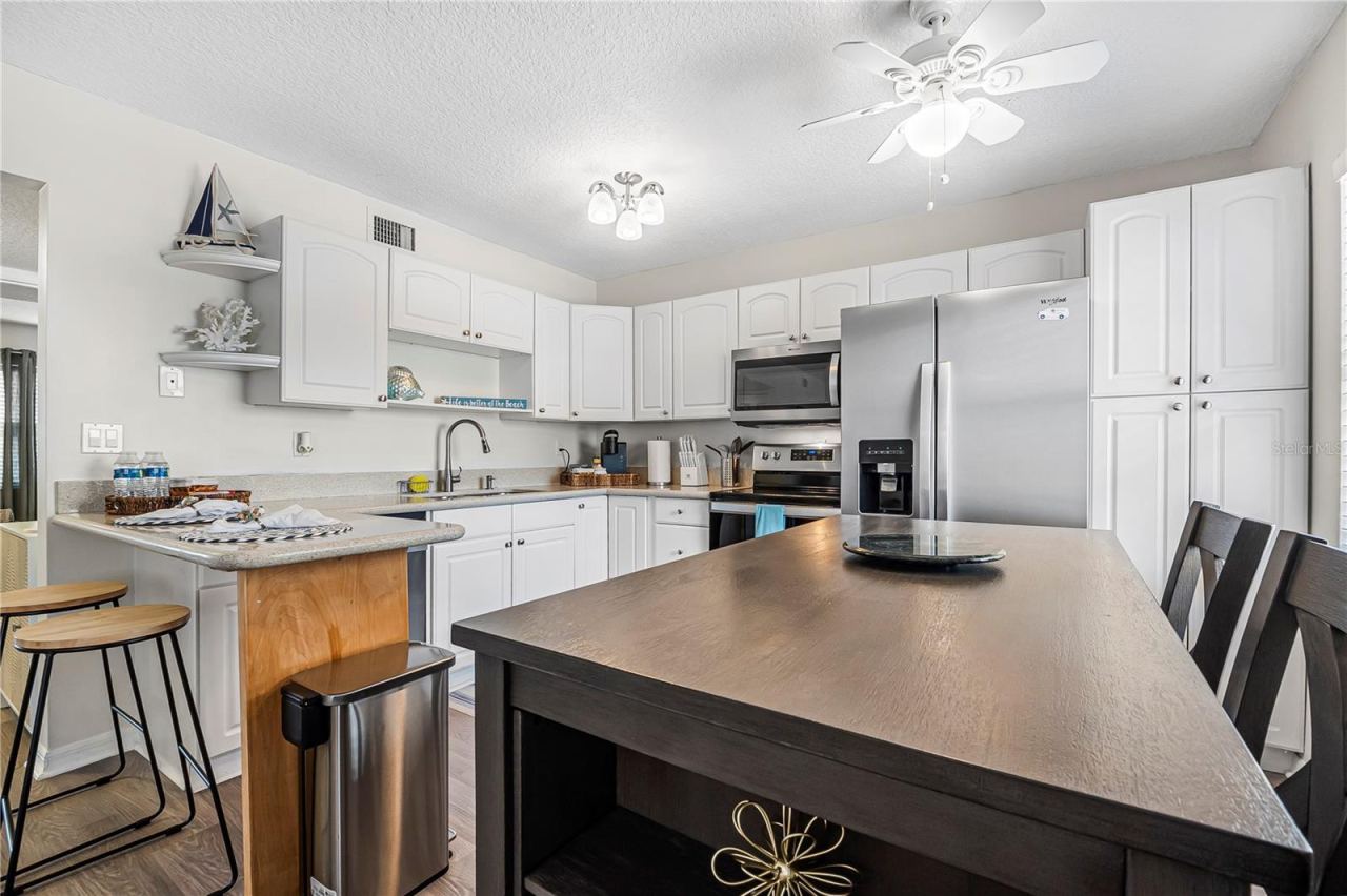 Photo 7 of 20: Kitchen & Dining Area