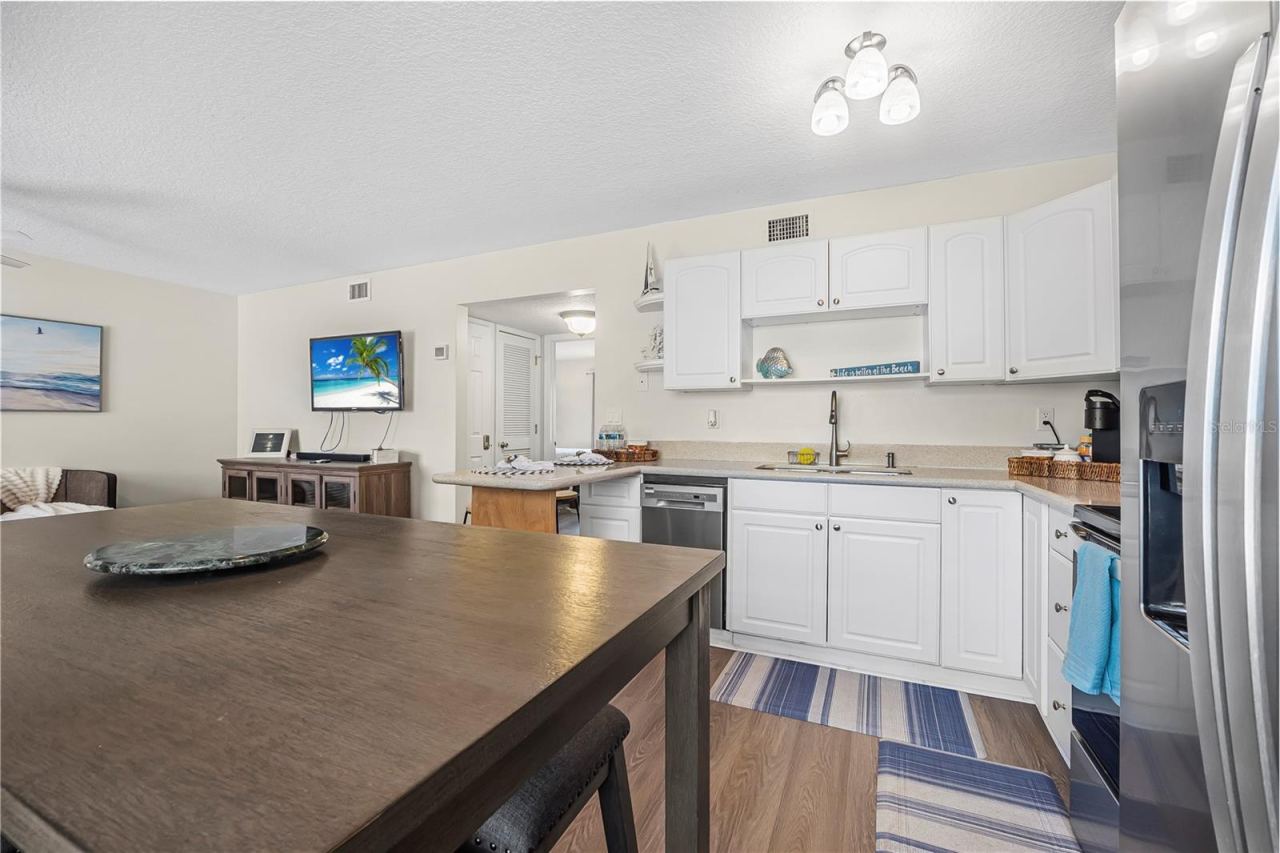 Photo 6 of 20: Kitchen & Dining Area
