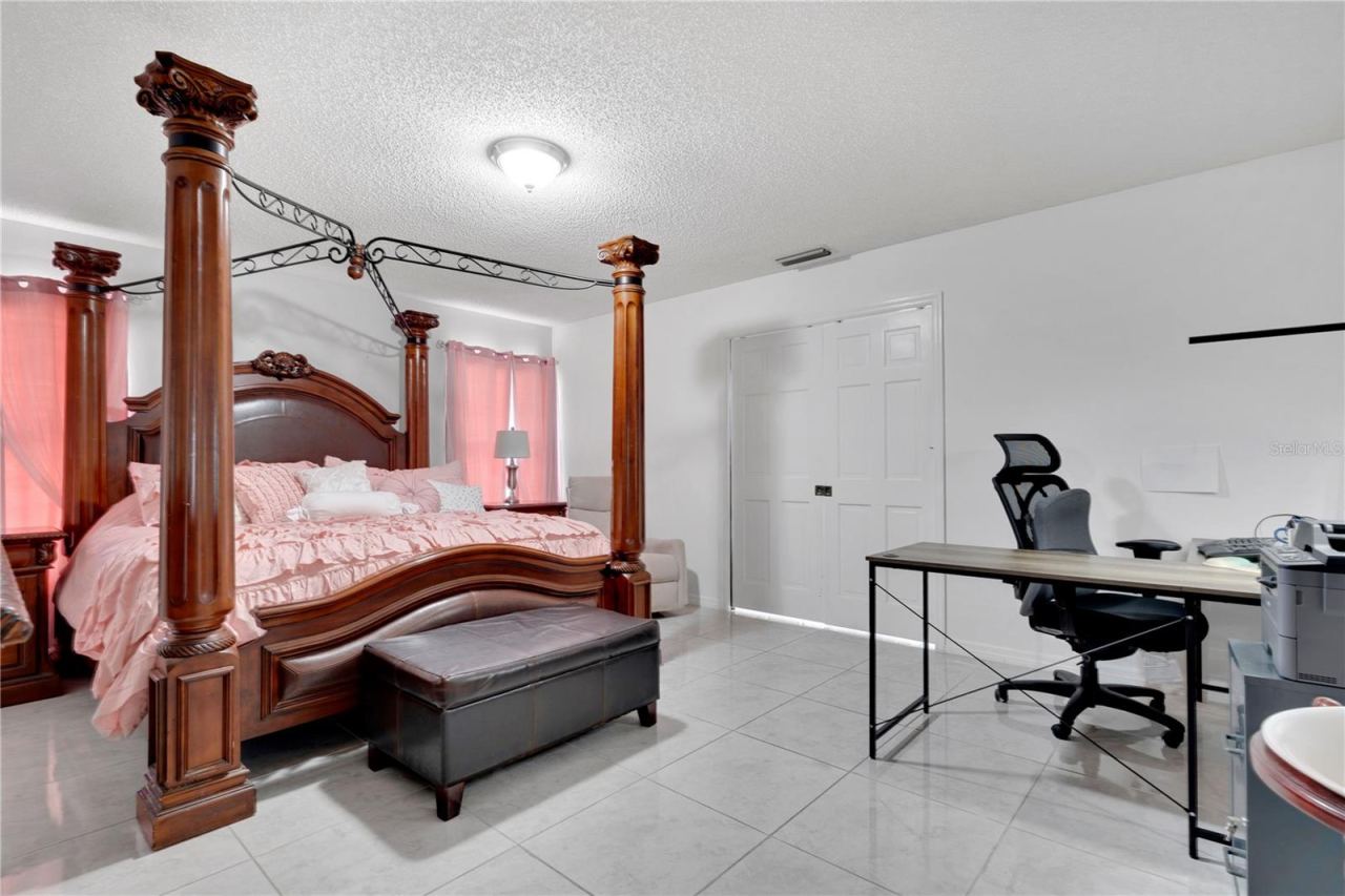 Photo 17 of 20: Primary Bedroom