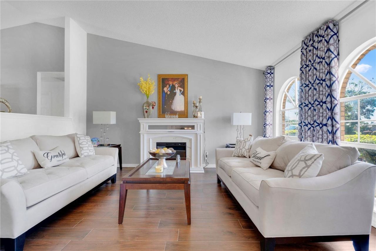 Photo 3 of 20: Formal Living Area