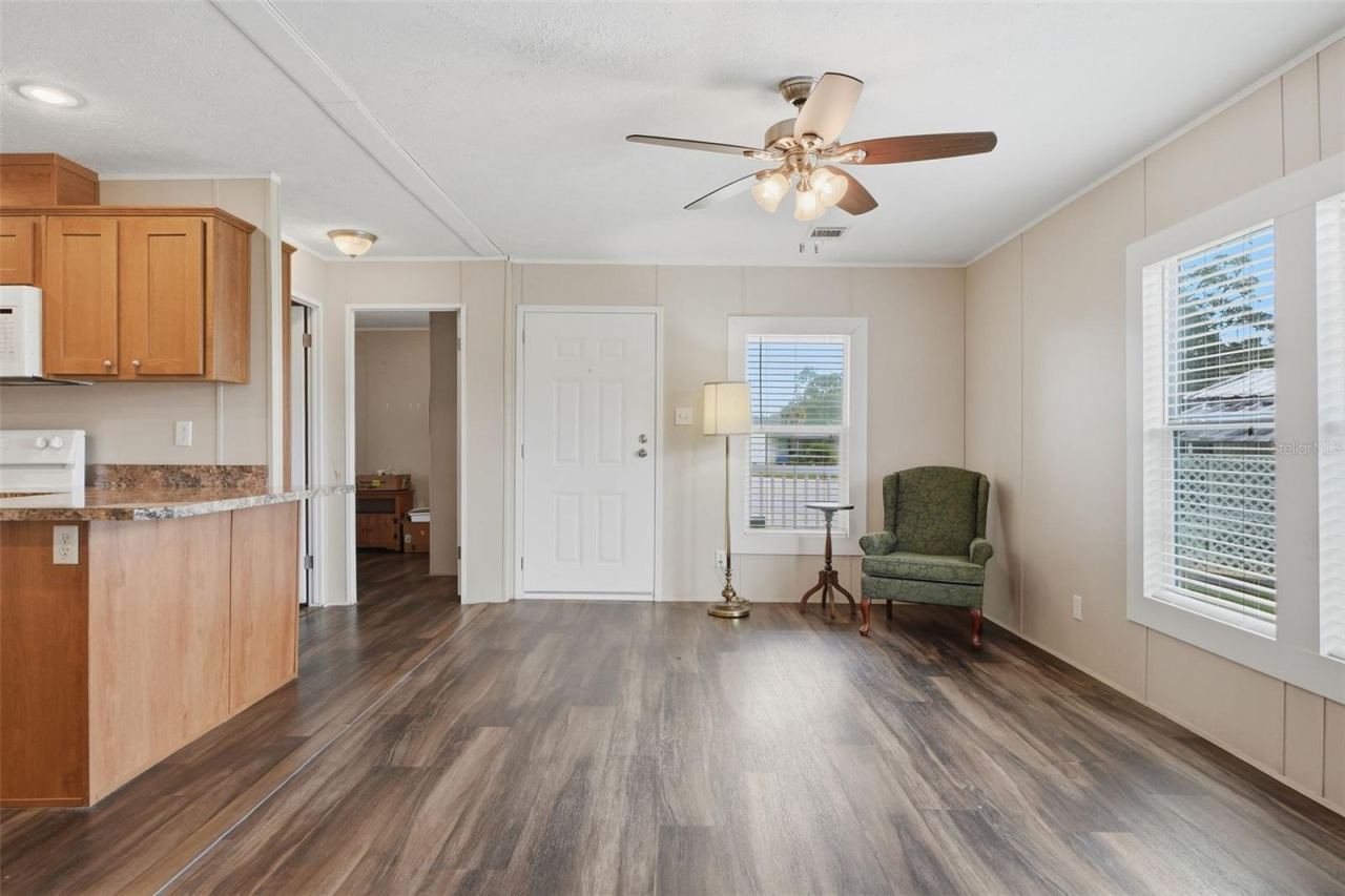 Photo 6 of 20: Living room