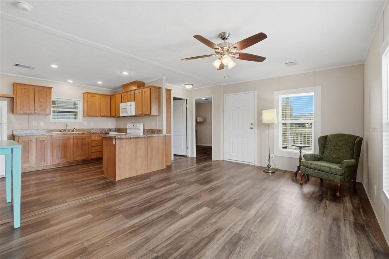 Photo 9 of 20: Living room/kitchen