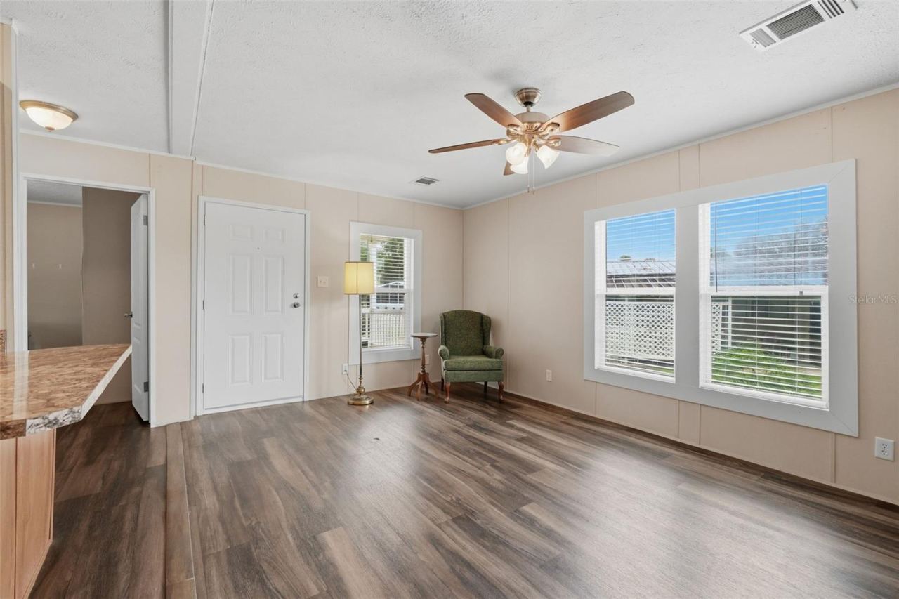 Photo 8 of 20: Living room