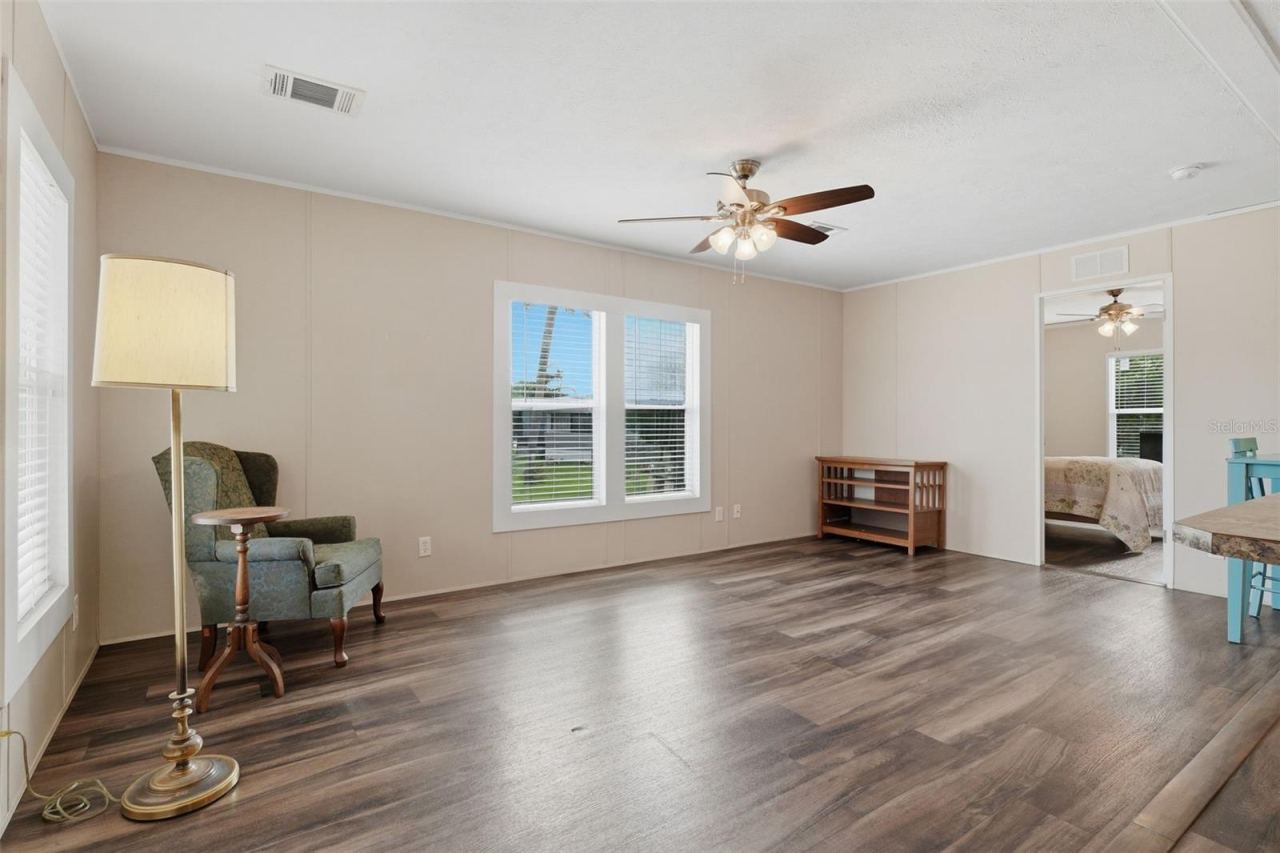 Photo 7 of 20: Living room