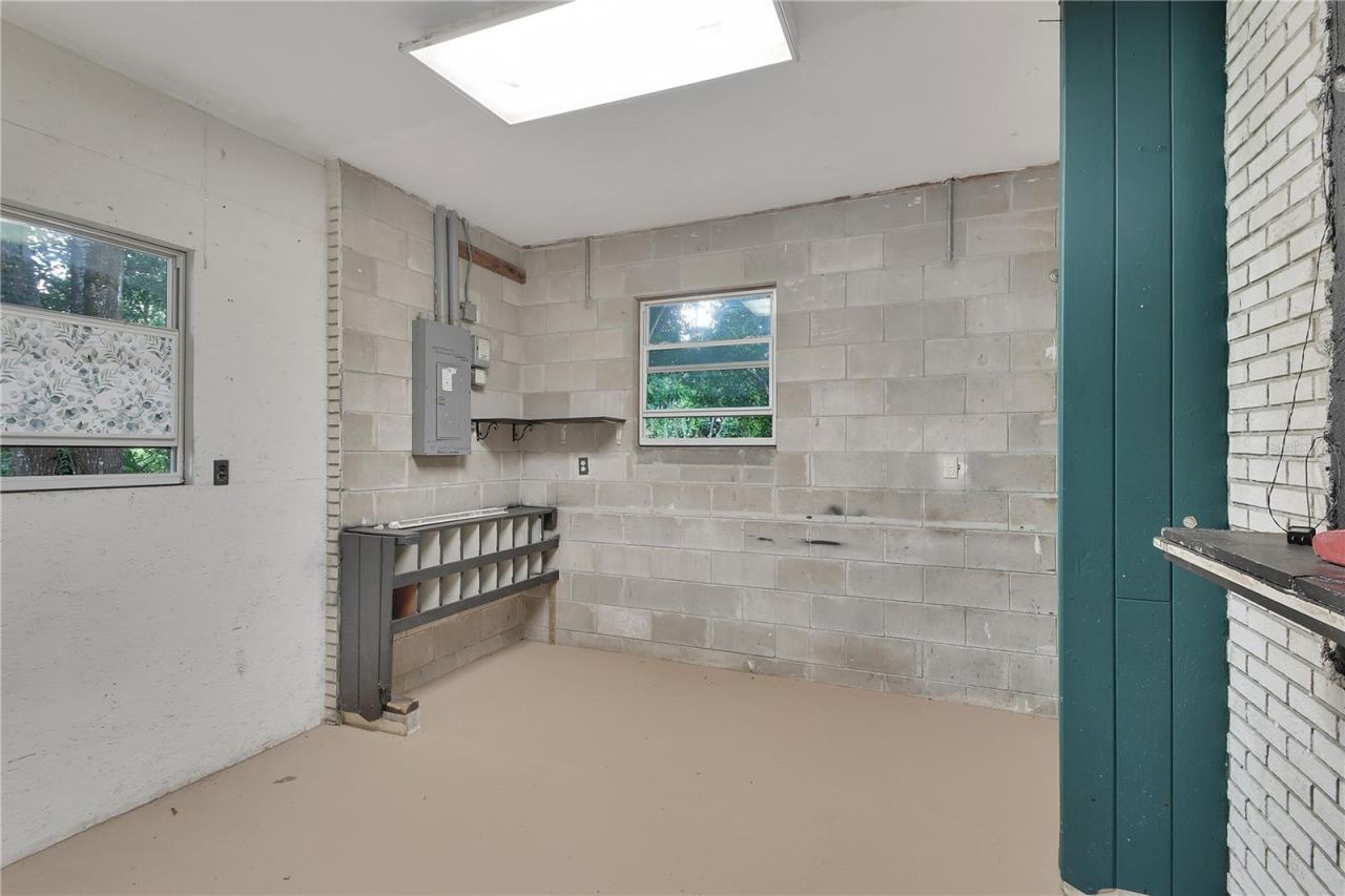 Photo 9 of 20: Workshop off carport