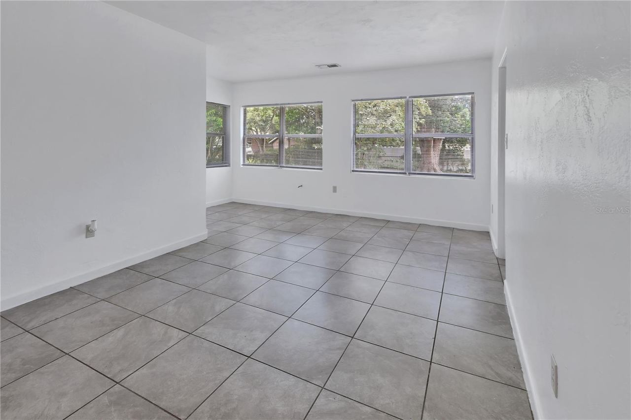 Photo 11 of 20: Florida room unfurnished