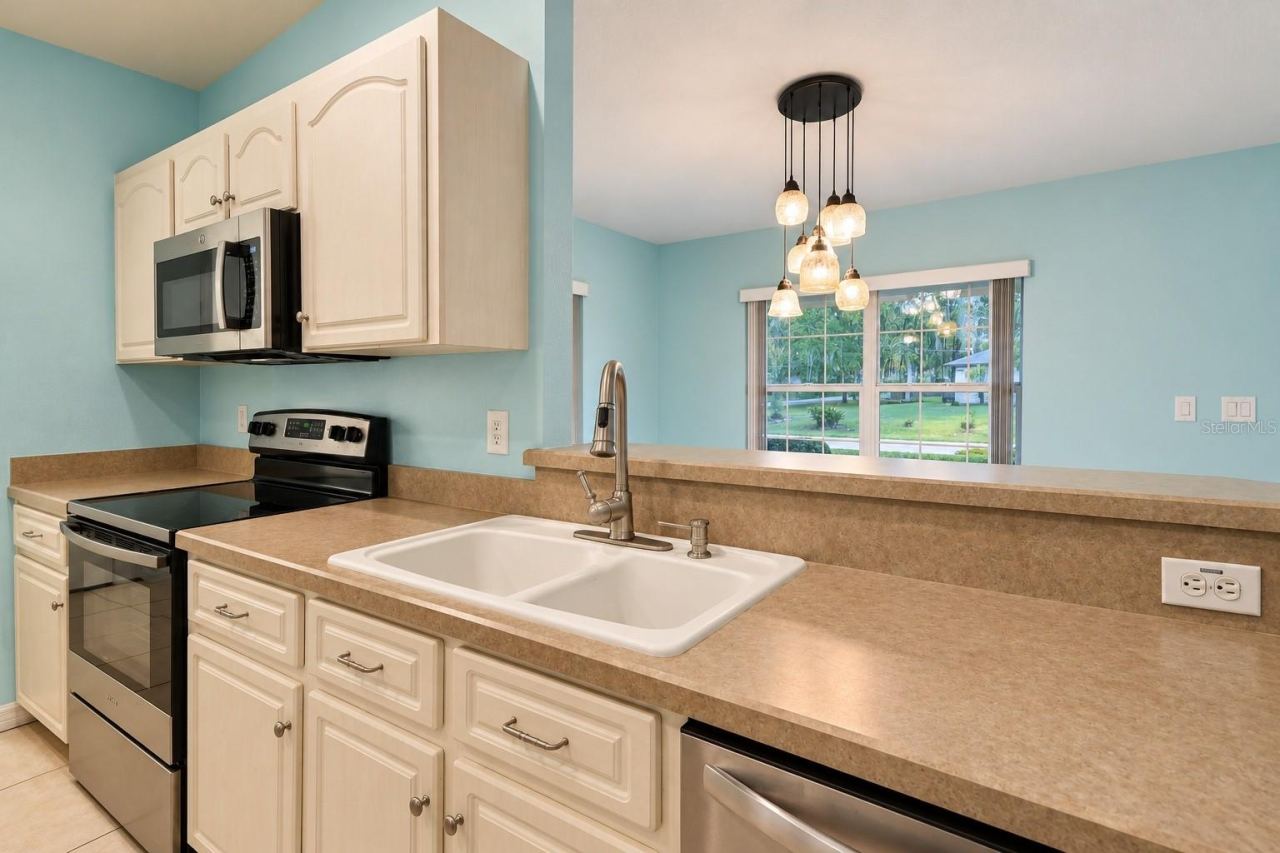 Photo 13 of 20: New stainless appliances in the Kitchen
