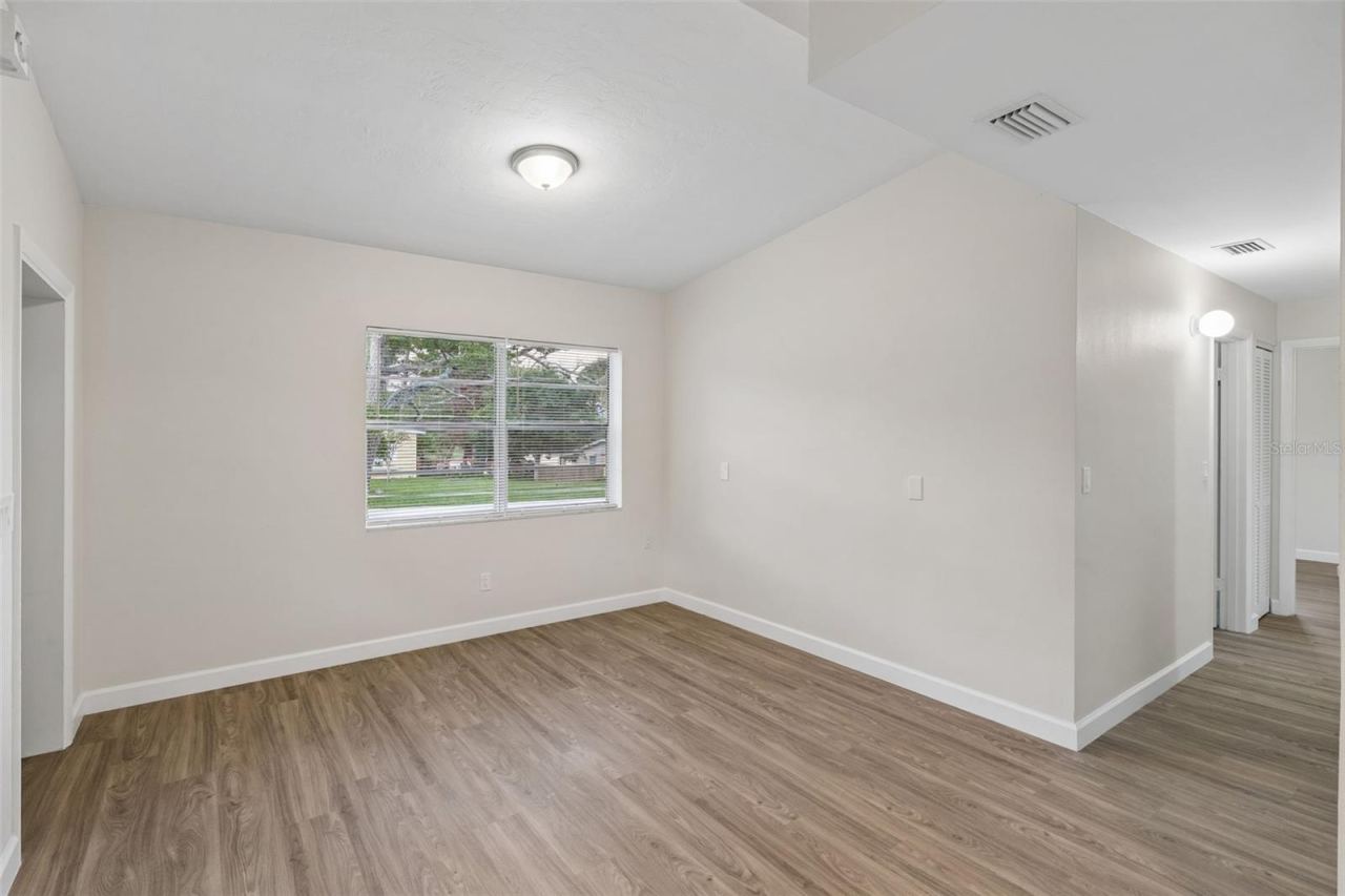 Photo 6 of 20: Living Room
