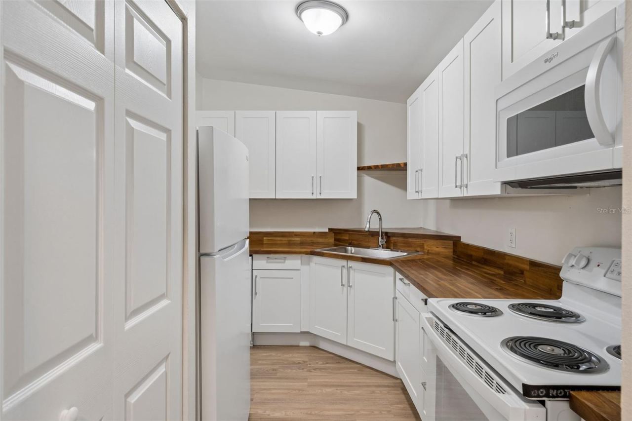 Photo 11 of 20: New stove, microwave, refrigerator