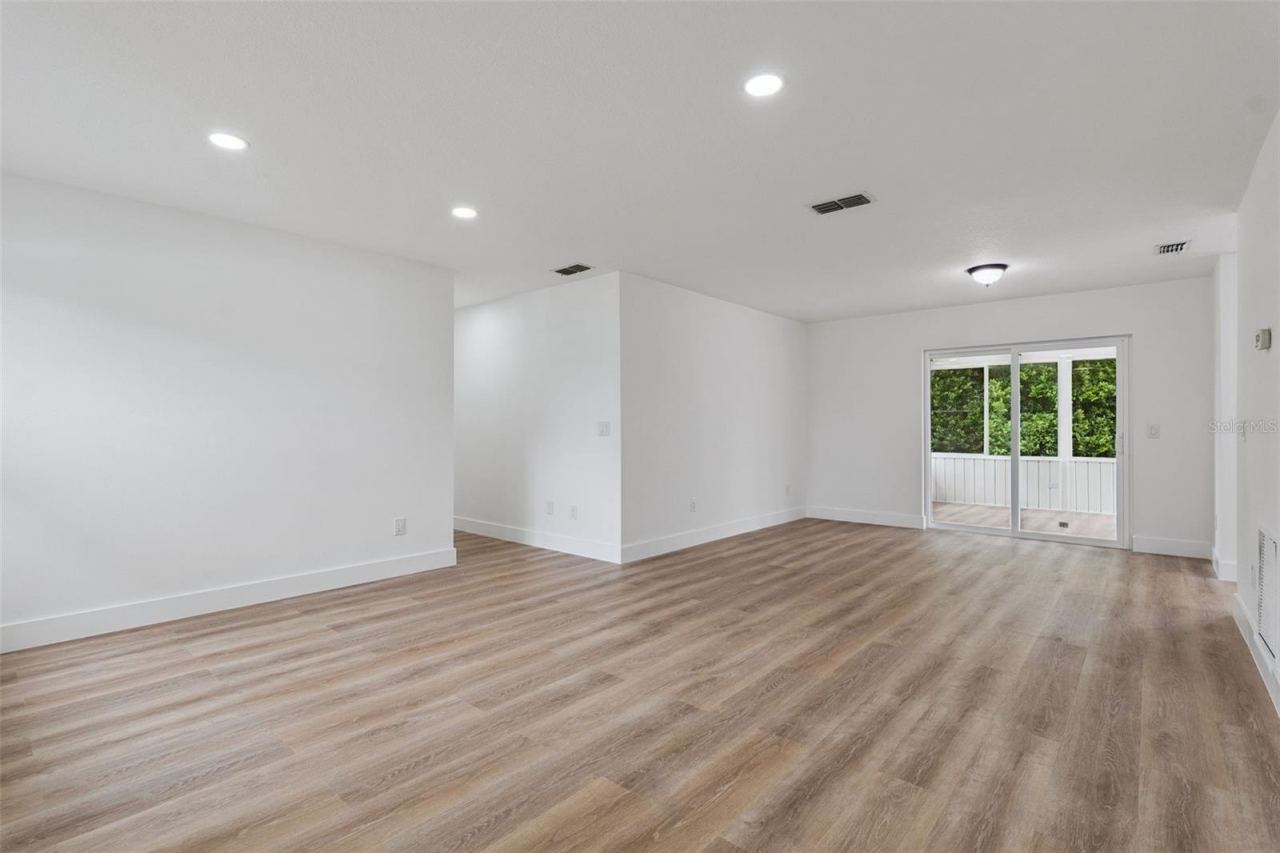 Photo 9 of 20: Living Room